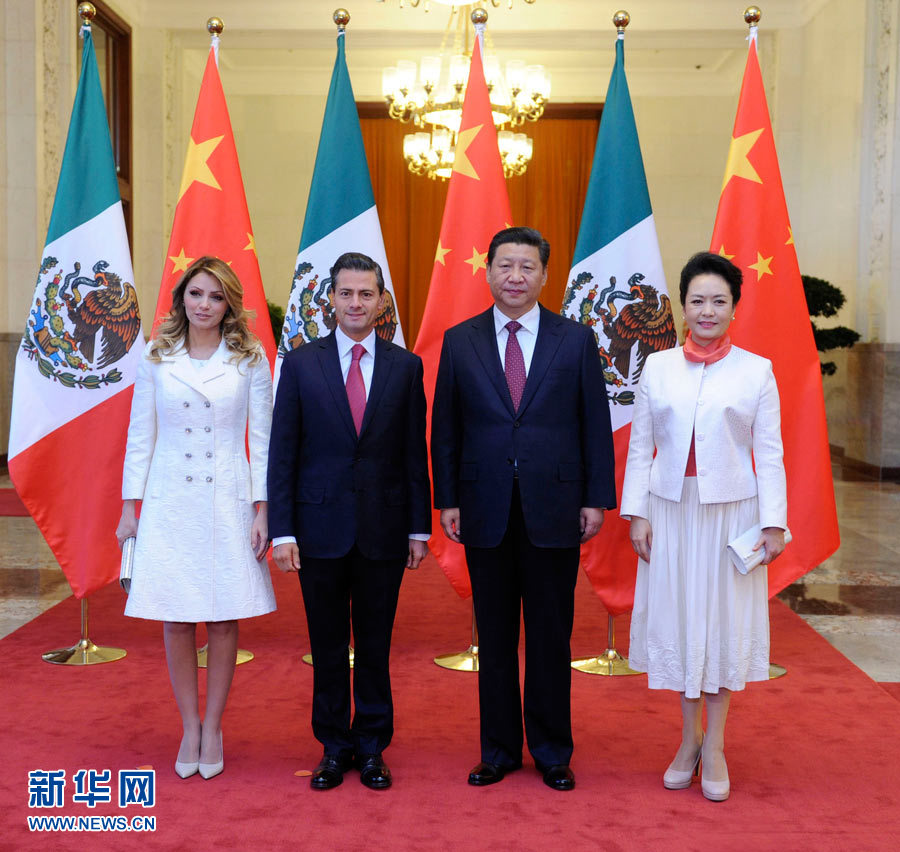 11月13日，國家主席習(xí)近平在北京人民大會堂北大廳舉行儀式，歡迎墨西哥總統(tǒng)培尼亞對中國進(jìn)行國事訪問。這是習(xí)近平和夫人彭麗媛同培尼亞夫婦合影。 新華社記者 張鐸 攝