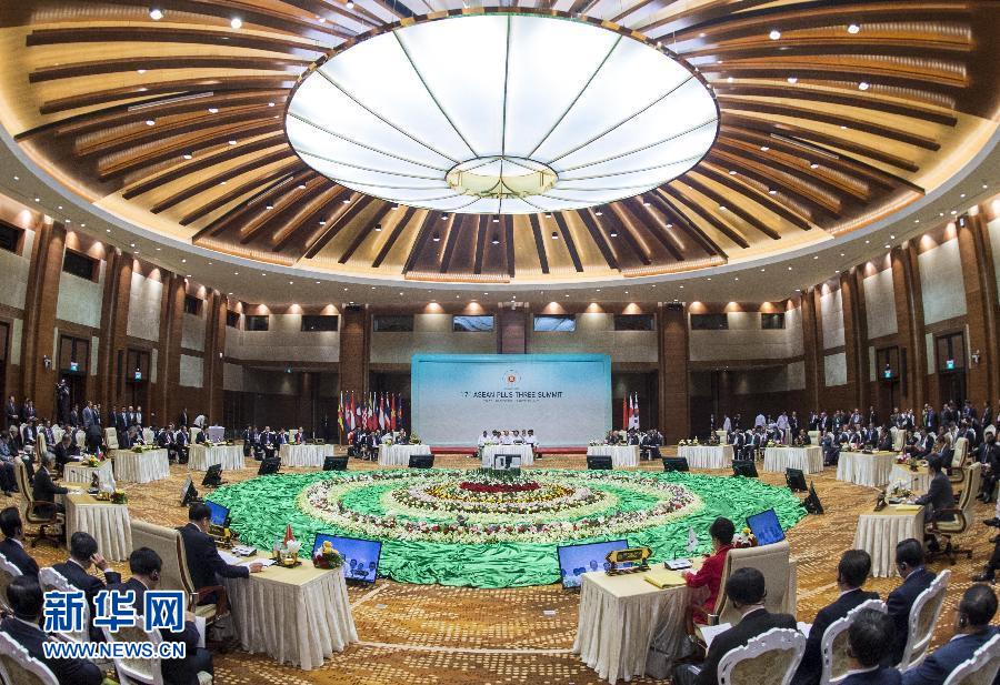 11月13日，中國(guó)國(guó)務(wù)院總理李克強(qiáng)在緬甸首都內(nèi)比都出席第17次東盟與中日韓（10+3）領(lǐng)導(dǎo)人會(huì)議。 新華社記者 王曄 攝