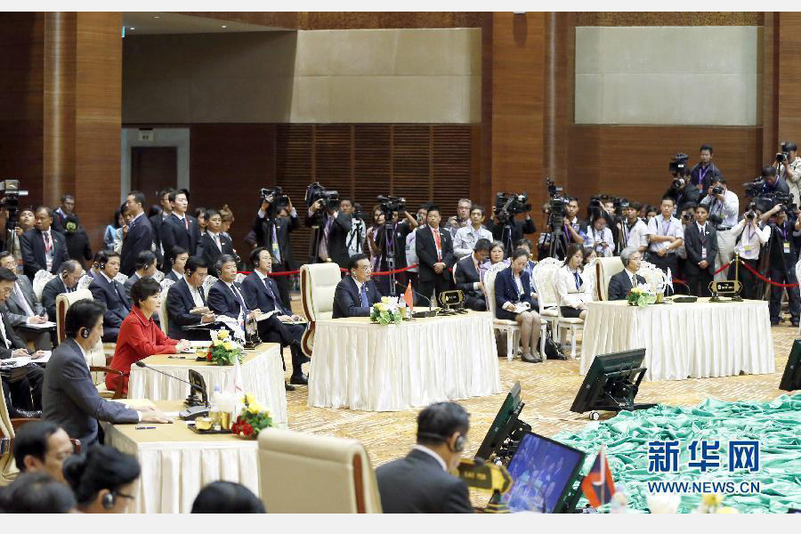 11月13日，中國(guó)國(guó)務(wù)院總理李克強(qiáng)在緬甸首都內(nèi)比都出席第17次東盟與中日韓（10+3）領(lǐng)導(dǎo)人會(huì)議。這是李克強(qiáng)在會(huì)議上講話。 新華社記者 鞠鵬 攝