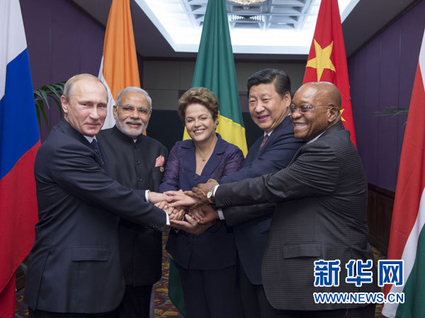 11月15日，金磚國家領導人非正式會晤在澳大利亞布里斯班舉行，中國國家主席習近平、巴西總統(tǒng)羅塞夫、俄羅斯總統(tǒng)普京、印度總理莫迪、南非總統(tǒng)祖馬出席。這是五國領導人在會晤前合影。新華社記者李學仁攝