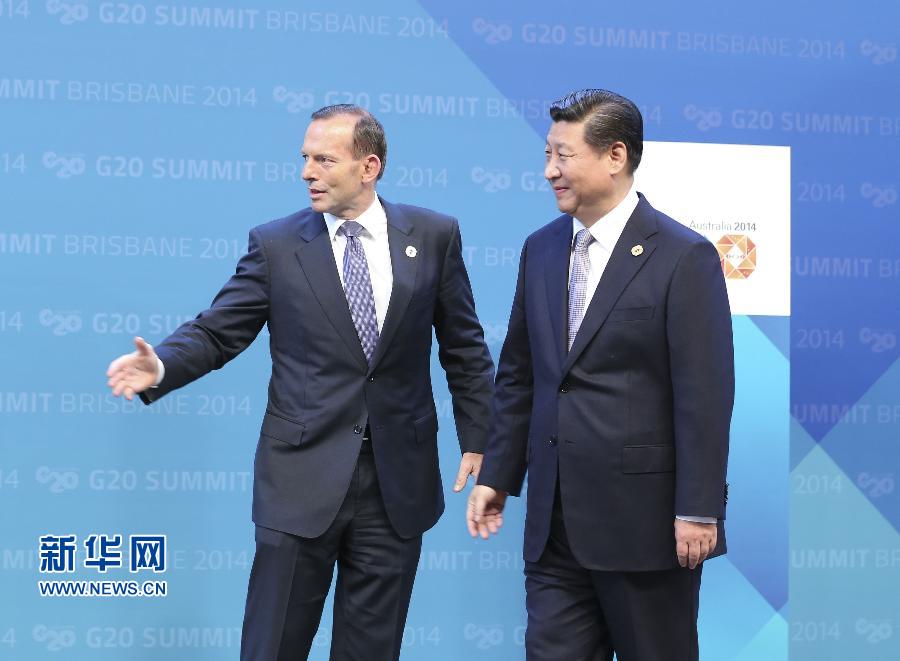 11月15日，二十國(guó)集團(tuán)領(lǐng)導(dǎo)人第九次峰會(huì)在澳大利亞布里斯班舉行。國(guó)家主席習(xí)近平出席會(huì)議并發(fā)表題為《推動(dòng)創(chuàng)新發(fā)展實(shí)現(xiàn)聯(lián)動(dòng)增長(zhǎng)》的重要講話。這是澳大利亞總理阿博特迎接習(xí)近平主席。 新華社記者 丁林 攝
