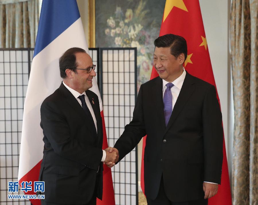 11月16日，國(guó)家主席習(xí)近平在澳大利亞布里斯班會(huì)見(jiàn)法國(guó)總統(tǒng)奧朗德。 新華社記者丁林?jǐn)z 