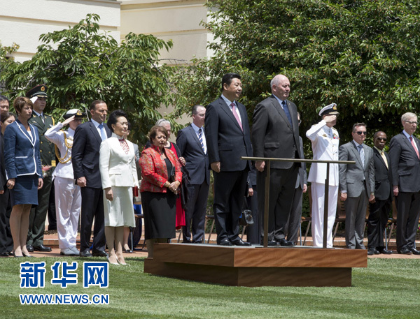 11月17日，中國國家主席習(xí)近平在堪培拉會見澳大利亞總督科斯格羅夫。會見前，科斯格羅夫在總督府草坪為習(xí)近平舉行隆重歡迎儀式。習(xí)近平和夫人彭麗媛抵達(dá)時，受到科斯格羅夫總督夫婦熱情迎接。新華社記者李學(xué)仁 攝 