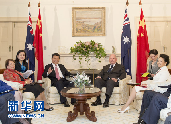 11月17日，中國國家主席習(xí)近平在堪培拉會見澳大利亞總督科斯格羅夫。會見前，科斯格羅夫在總督府草坪為習(xí)近平舉行隆重歡迎儀式。習(xí)近平和夫人彭麗媛抵達(dá)時，受到科斯格羅夫總督夫婦熱情迎接。新華社記者黃敬文 攝 
