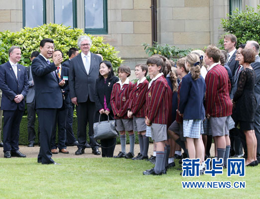 11月18日，國家主席習(xí)近平在澳大利亞塔斯馬尼亞州與朗塞斯頓市斯科奇－歐克伯恩小學(xué)的小學(xué)生共同植樹。新華社記者 姚大偉 攝