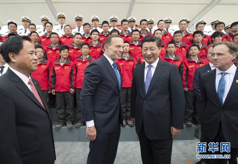 11月18日，正在澳大利亞塔斯馬尼亞州首府霍巴特訪問的中國國家主席習(xí)近平在澳大利亞總理阿博特陪同下參觀南極科考項目并慰問兩國科考人員。新華社記者李學(xué)仁攝 