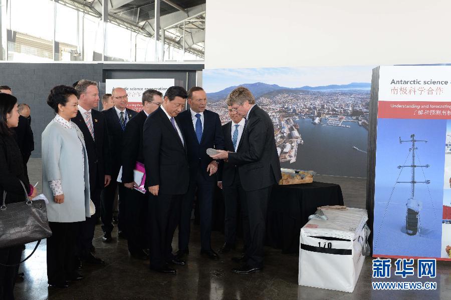 這是習(xí)近平和阿博特觀看采集的冰樣。新華社記者 馬占成 攝 