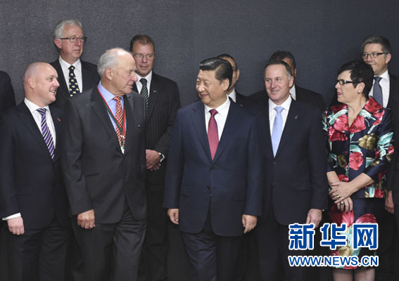 11月21日，中國(guó)國(guó)家主席習(xí)近平在奧克蘭和新西蘭總理約翰&middot;基共同出席中國(guó)－新西蘭市長(zhǎng)論壇啟動(dòng)儀式，并在啟動(dòng)儀式后會(huì)見&ldquo;新中關(guān)系促進(jìn)委員會(huì)&rdquo;主要成員。新華社記者馬占成攝