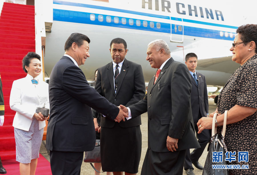 11月21日，國家主席習近平抵達楠迪，開始對斐濟進行國事訪問并將同太平洋建交島國領(lǐng)導人舉行會晤。斐濟總理姆拜尼馬拉馬夫婦在舷梯旁迎接習近平和夫人彭麗媛。新華社記者李學仁攝 