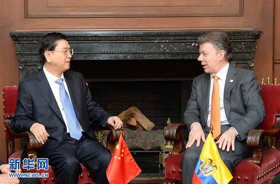 11月24日，正在哥倫比亞進(jìn)行正式友好訪問的全國人大常委會委員長張德江在波哥大會見哥倫比亞總統(tǒng)桑托斯。 新華社記者 劉建生 攝