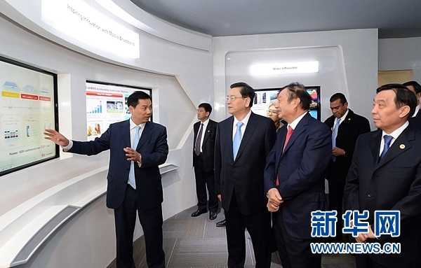 11月26日，正在墨西哥進(jìn)行正式友好訪問(wèn)的全國(guó)人大常委會(huì)委員長(zhǎng)張德江在墨西哥城視察華為公司拉美北地區(qū)部。 新華社記者劉建生攝