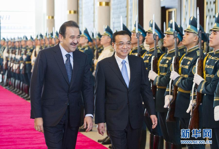 12月14日，應(yīng)哈薩克斯坦共和國總理馬西莫夫邀請，國務(wù)院總理李克強乘專機抵達阿斯塔納國際機場，開始對哈薩克斯坦進行正式訪問，舉行中哈總理第二次定期會晤，并出席上海合作組織成員國政府首腦理事會第十三次會議。馬西莫夫到機場迎接李克強，并舉行隆重的歡迎儀式。新華社記者 黃敬文 攝