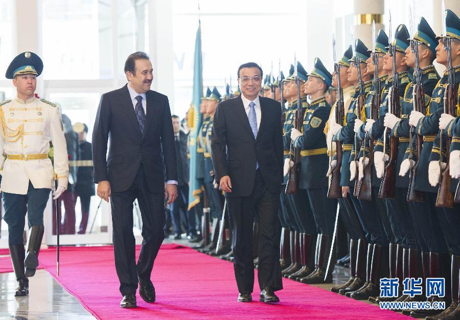 12月14日，應(yīng)哈薩克斯坦共和國總理馬西莫夫邀請，國務(wù)院總理李克強乘專機抵達阿斯塔納國際機場，開始對哈薩克斯坦進行正式訪問，舉行中哈總理第二次定期會晤，并出席上海合作組織成員國政府首腦理事會第十三次會議。馬西莫夫到機場迎接李克強，并舉行隆重的歡迎儀式。新華社記者 黃敬文 攝