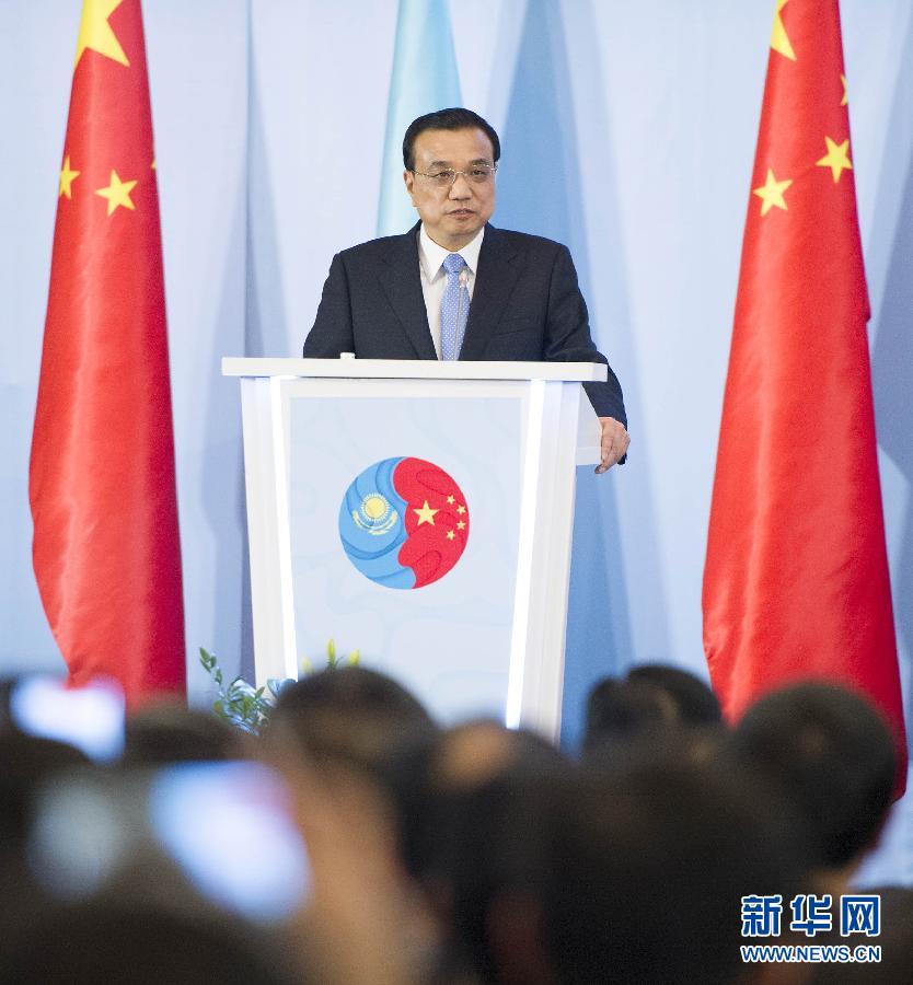  12月14日，國(guó)務(wù)院總理李克強(qiáng)在阿斯塔納同哈薩克斯坦總理馬西莫夫共同出席中哈企業(yè)家委員會(huì)第二次會(huì)議。這是李克強(qiáng)總理在會(huì)議上致辭。新華社記者 黃敬文 攝 