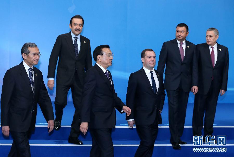 12月15日，中國(guó)國(guó)務(wù)院總理李克強(qiáng)在阿斯塔納出席上海合作組織成員國(guó)政府首腦理事會(huì)第十三次會(huì)議。這是與會(huì)領(lǐng)導(dǎo)人集體合影后走向會(huì)場(chǎng)。新華社記者 龐興雷 攝 