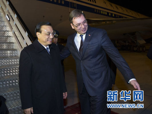 12月15日，國務(wù)院總理李克強(qiáng)抵達(dá)貝爾格萊德，出席中國－中東歐國家領(lǐng)導(dǎo)人會(huì)晤并正式訪問塞爾維亞，塞爾維亞總理武契奇到機(jī)場迎接。新華社記者 黃敬文 攝