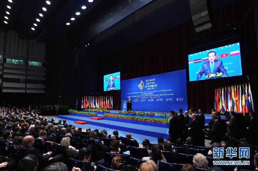 12月16日，國務(wù)院總理李克強在貝爾格萊德與中東歐國家領(lǐng)導(dǎo)人共同出席中國－中東歐國家第四屆經(jīng)貿(mào)論壇開幕式并致辭。 新華社記者 饒愛民攝 