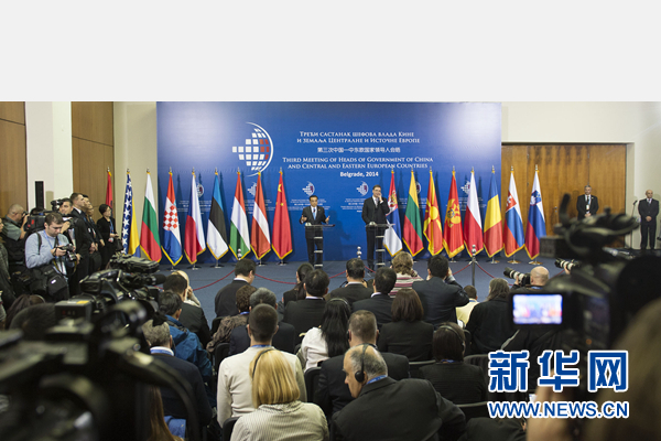 12月16日，國務(wù)院總理李克強(qiáng)在貝爾格萊德出席第三次中國-中東歐國家領(lǐng)導(dǎo)人會晤后，與塞爾維亞總理武契奇共同會見記者。 新華社記者黃敬文 攝