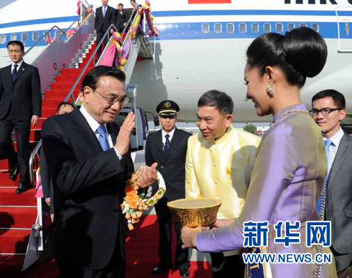 12月19日，中國(guó)國(guó)務(wù)院總理李克強(qiáng)抵達(dá)曼谷，出席大湄公河次區(qū)域經(jīng)濟(jì)合作領(lǐng)導(dǎo)人第五次會(huì)議。新華社記者饒愛民攝