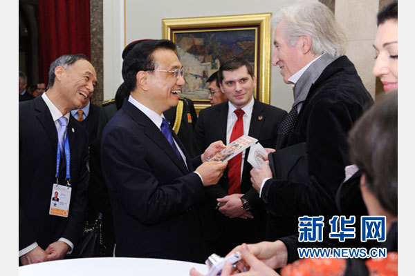 12月18日，中國(guó)國(guó)務(wù)院總理李克強(qiáng)在貝爾格萊德市政廳接受&ldquo;貝爾格萊德榮譽(yù)市民&rdquo;證書，塞爾維亞總理武契奇陪同出席。隨后，李克強(qiáng)同塞各界知名人士親切會(huì)見(jiàn)并互動(dòng)交流。這是李克強(qiáng)同電影《瓦爾特保衛(wèi)薩拉熱窩》的演員薩馬爾季奇親切交談。新華社記者 饒愛(ài)民 攝