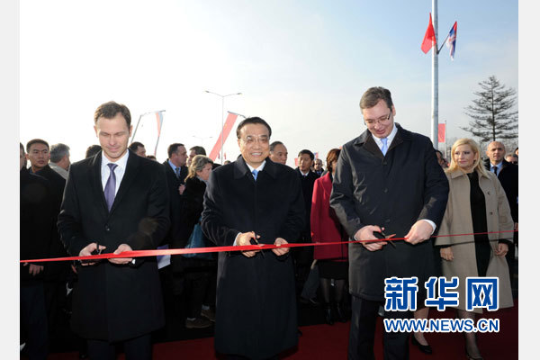 12月18日，中國國務(wù)院總理李克強(qiáng)在貝爾格萊德同塞爾維亞總理武契奇共同出席貝爾格萊德跨多瑙河大橋竣工儀式。這是李克強(qiáng)與武契奇為新建成的大橋剪彩。新華社記者 饒愛民 攝