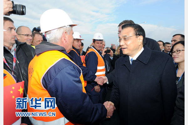 12月18日，中國國務(wù)院總理李克強(qiáng)在貝爾格萊德同塞爾維亞總理武契奇共同出席貝爾格萊德跨多瑙河大橋竣工儀式。這是李克強(qiáng)同大橋建設(shè)者親切交流。新華社記者 饒愛民 攝