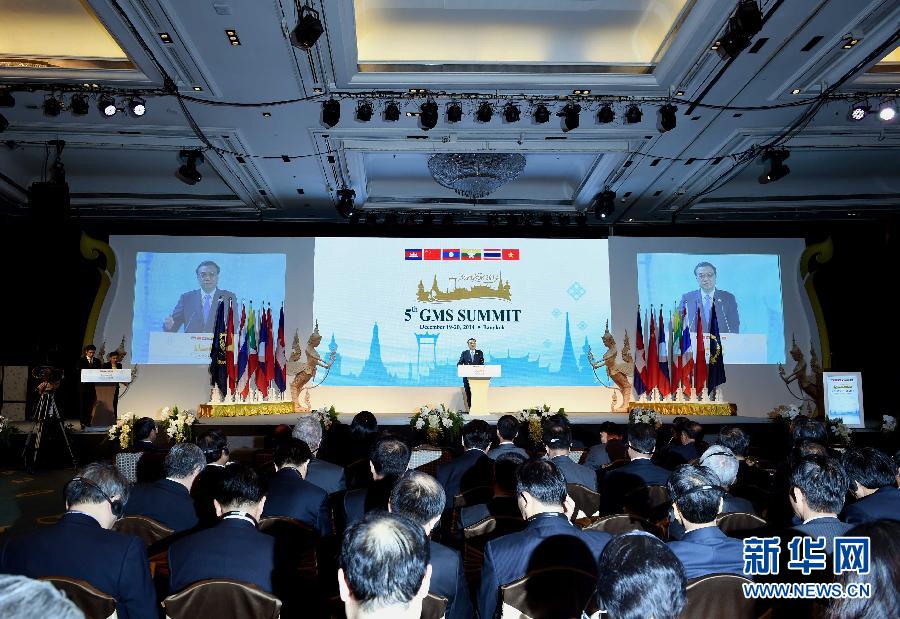 12月20日，中國國務(wù)院總理李克強(qiáng)在曼谷出席大湄公河次區(qū)域經(jīng)濟(jì)合作領(lǐng)導(dǎo)人第五次會(huì)議。這是李克強(qiáng)在開幕式上致辭。 新華社記者饒愛民攝 