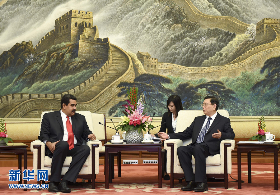 1月8日，全國人大常委會(huì)委員長張德江在北京人民大會(huì)堂會(huì)見委內(nèi)瑞拉總統(tǒng)馬杜羅。 新華社記者 張鐸 攝 