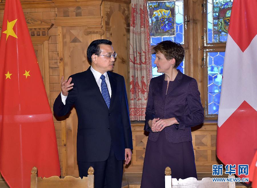 1月21日，國務院總理李克強在達沃斯同瑞士聯(lián)邦主席索馬魯加舉行會談。這是會談結(jié)束后，李克強與索馬魯加共同出席雙邊金融、食品、藥品、科研、人員往來等領域合作文件簽字儀式。新華社記者 李濤 攝