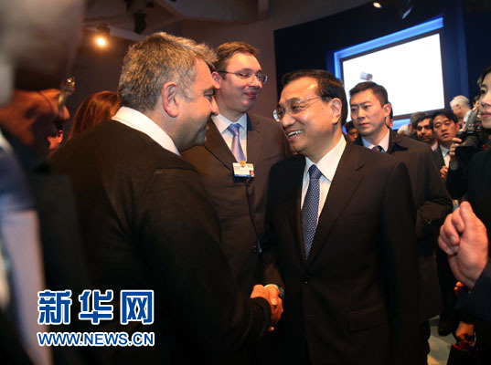 1月21日，中國(guó)國(guó)務(wù)院總理李克強(qiáng)在瑞士達(dá)沃斯舉行的世界經(jīng)濟(jì)論壇全會(huì)發(fā)表特別致辭并回答提問。這是李克強(qiáng)在致辭后同與會(huì)嘉賓親切交談。新華社記者 劉衛(wèi)兵 攝