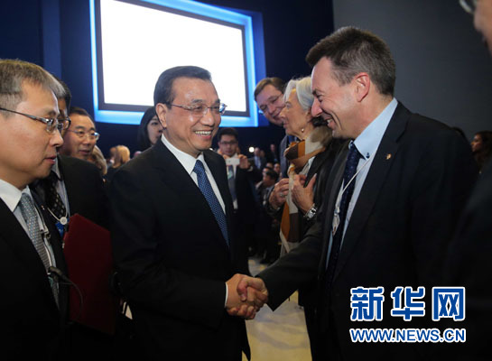 1月21日，中國(guó)國(guó)務(wù)院總理李克強(qiáng)在瑞士達(dá)沃斯舉行的世界經(jīng)濟(jì)論壇全會(huì)發(fā)表特別致辭并回答提問。這是李克強(qiáng)在致辭前同與會(huì)嘉賓親切交談。新華社記者 劉衛(wèi)兵 攝