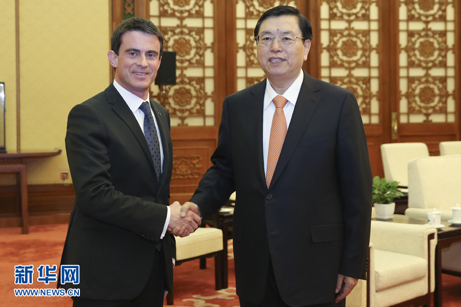 1月30日，全國人大常委會委員長張德江在北京人民大會堂會見法國總理瓦爾斯。 新華社記者丁林 攝 