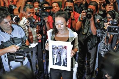 1月29日，在得知即將召開有關(guān)MH370的發(fā)布會后，一些乘客家屬成員到場。