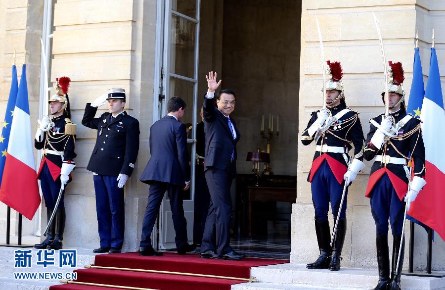 6月30日，中國國務(wù)院總理李克強(qiáng)在巴黎總理府同法國總理瓦爾斯舉行會談。 新華社記者 馬占成 攝