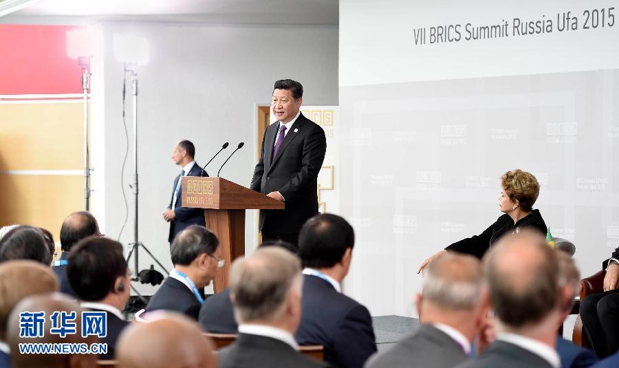 7月9日，金磚國家領(lǐng)導(dǎo)人同金磚國家工商理事會(huì)代表對(duì)話會(huì)在俄羅斯烏法舉行。中國國家主席習(xí)近平、俄羅斯總統(tǒng)普京、巴西總統(tǒng)羅塞夫、印度總理莫迪、南非總統(tǒng)祖馬等共同出席。新華社記者 張鐸 攝 