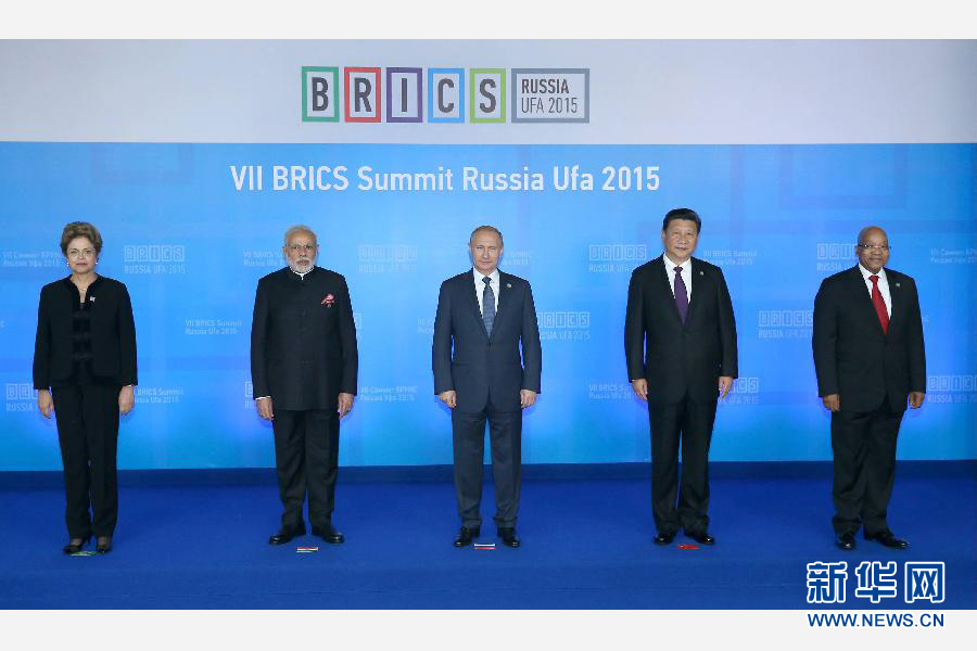 7月9日，金磚國家領導人第七次會晤在俄羅斯烏法舉行。中國國家主席習近平、俄羅斯總統(tǒng)普京、巴西總統(tǒng)羅塞夫、印度總理莫迪、南非總統(tǒng)祖馬出席。這是金磚國家領導人集體合影。新華社記者 龐興雷 攝