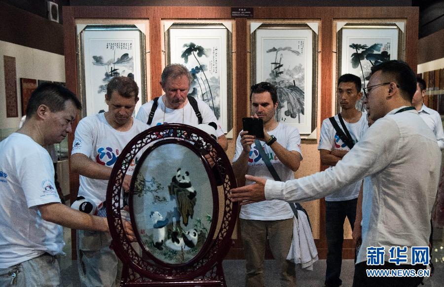 (新華網(wǎng))(2)“歐洲熊貓粉絲四川探親之旅”自駕團抵達成都
