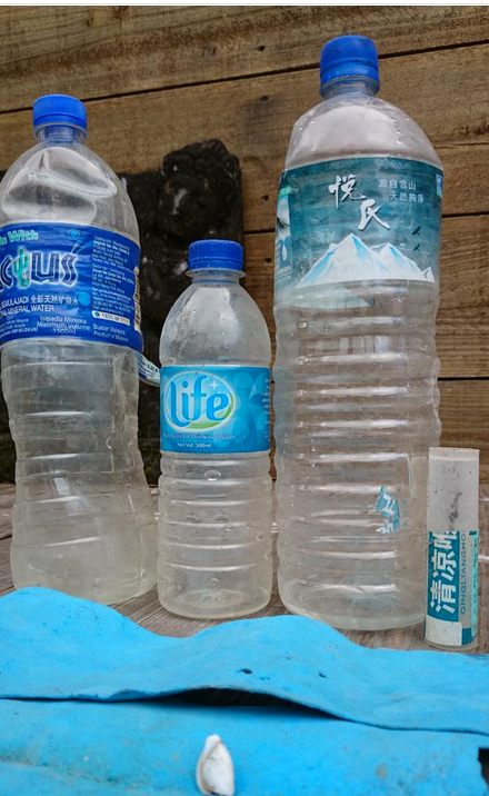 MH370之謎新證據(jù)？留尼汪島現(xiàn)兩馬來礦泉水瓶 一中國(guó)藥膏