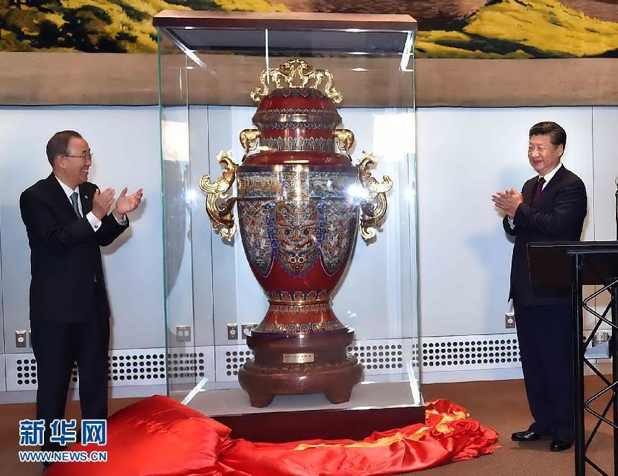 9月27日，國家主席習(xí)近平在紐約出席中國向聯(lián)合國贈(zèng)送&ldquo;和平尊&rdquo;儀式。聯(lián)合國秘書長潘基文出席。 新華社記者 李濤 攝 