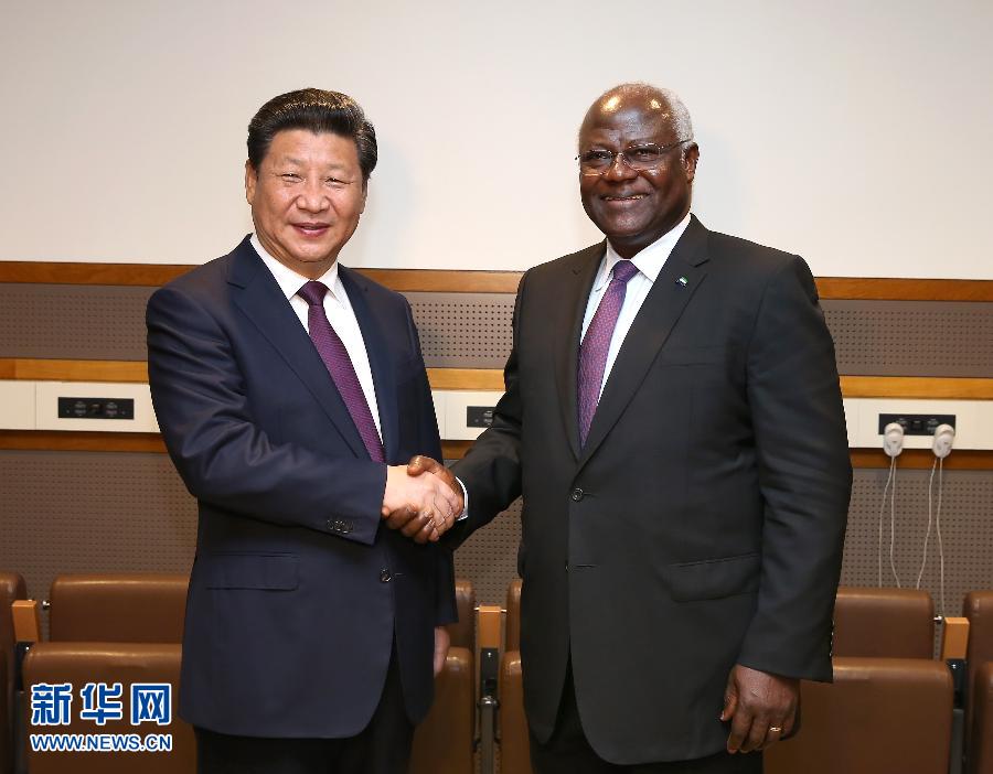 9月27日，國家主席習近平在紐約會見塞拉利昂總統(tǒng)科羅馬。新華社記者 龐興雷 攝 