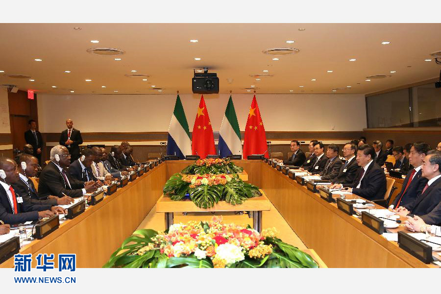 9月27日，國家主席習近平在紐約會見塞拉利昂總統(tǒng)科羅馬。新華社記者 龐興雷 攝