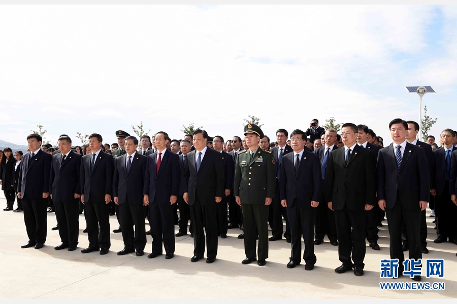 10月11日，中共中央政治局常委、中央書記處書記劉云山專程趕赴安州祭掃中國人民志愿軍烈士陵園，向中國人民志愿軍烈士敬獻(xiàn)花籃并默哀。 新華社記者 饒愛民 攝