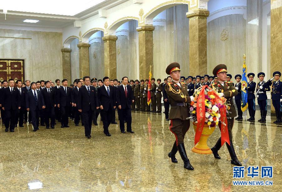 10月11日，中共中央政治局常委、中央書記處書記劉云山前往錦繡山太陽宮，向金日成主席和金正日總書記塑像敬獻(xiàn)花籃。 新華社記者饒愛民攝