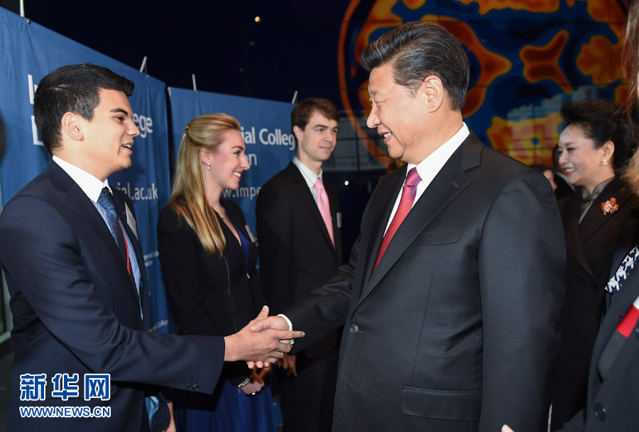 10月21日，國家主席習(xí)近平在倫敦參觀帝國理工學(xué)院。 新華社記者謝環(huán)馳 攝