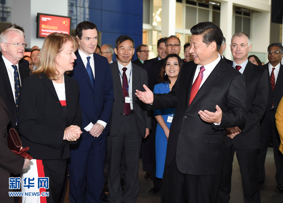 10月21日，國家主席習(xí)近平在倫敦參觀帝國理工學(xué)院。這是習(xí)近平同該校員工親切交談。 新華社記者 謝環(huán)馳 攝