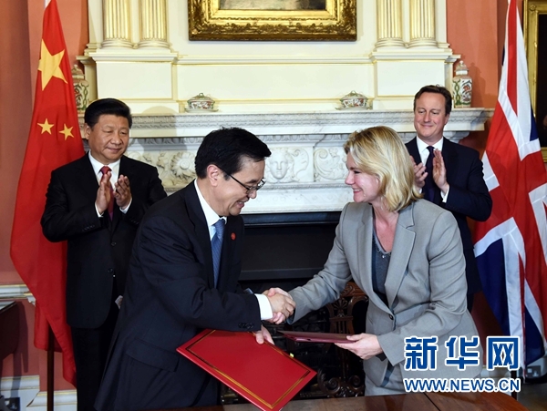 10月21日，國家主席習近平在倫敦唐寧街首相府同英國首相卡梅倫舉行會談。這是會談結(jié)束后，兩國領(lǐng)導人共同見證雙邊合作文件的簽署。新華社記者 饒愛民 攝 