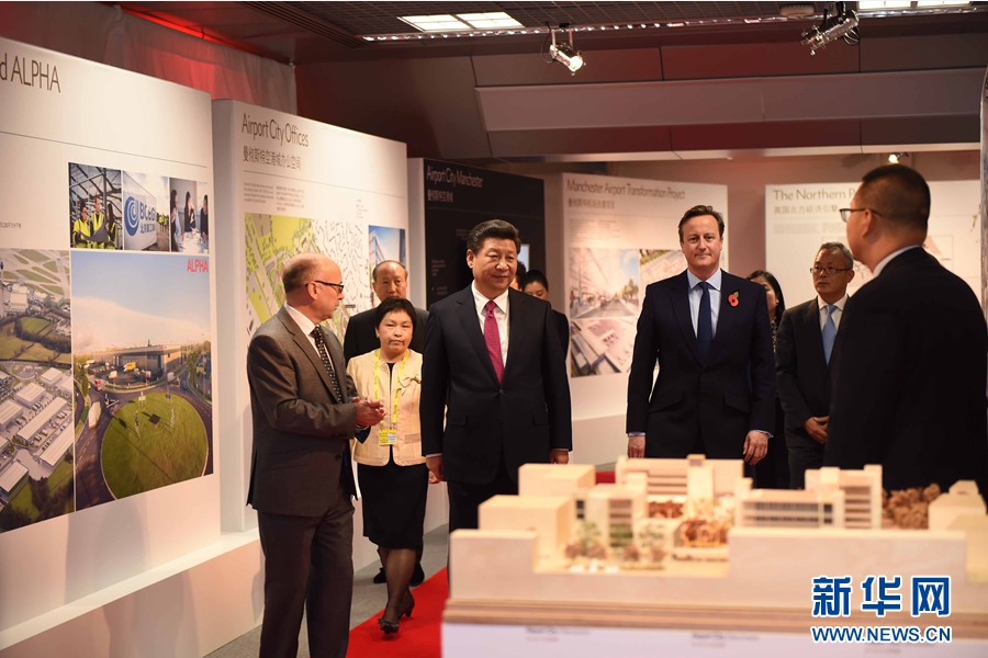 10月23日，國(guó)家主席習(xí)近平在英國(guó)首相卡梅倫陪同下，參觀(guān)曼徹斯特空港城項(xiàng)目。這是習(xí)近平和卡梅倫共同參觀(guān)曼徹斯特空港城發(fā)展規(guī)劃圖片展和空港城中國(guó)園模型。 新華社記者 張鐸 攝