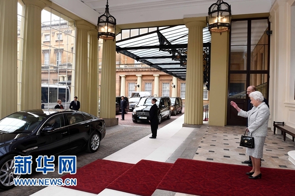 10月22日，國家主席習近平和夫人彭麗媛離開白金漢宮。離開前，英國女王伊麗莎白二世和丈夫菲利普親王專門前來同習近平夫婦親切話別。新華社記者 饒愛民 攝 