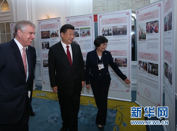 10月22日，國家主席習(xí)近平在倫敦出席全英孔子學(xué)院和孔子課堂年會開幕式。這是習(xí)近平參觀全英孔子學(xué)院和孔子課堂成果圖片展。 新華社記者 龐興雷 攝