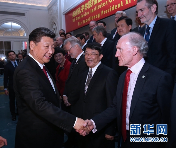 10月22日，國家主席習(xí)近平在倫敦出席全英孔子學(xué)院和孔子課堂年會開幕式。這是習(xí)近平同參加開幕式的嘉賓親切交談。 新華社記者 龐興雷 攝 